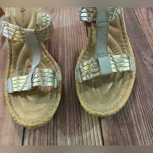 Born crown sandals